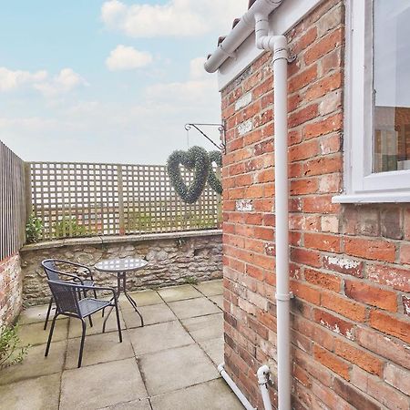 Host & Stay - Dove Grey, 25 West End Kirkbymoorside Exterior photo